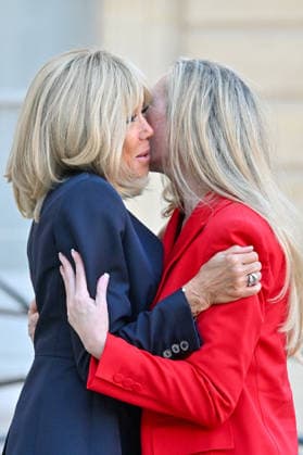 The French president and his wife, First Lady Brigitte Macron, welcomed the Argentine president and the secretary general of the Argentine presidency—and the president’s sister—Karina Milei to the Élysée Palace in Paris, France, on October 1, 2026. Christian Liewig Bestimage. French President and his wife Brigitte Macron greet Argentine President and General Secretary of the Presidency of Argentina and sister of the Argentine President, Karina Milei, ahead of their meeting at the Élysée Palace on October 1, 2026, in Paris, France. Paris, France.  Copyright: xChristianxLiewigx xBestimagexChristianxLiewigx xBestimagex