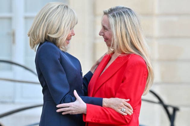 The French president and his wife, First Lady Brigitte Macron, welcomed the Argentine president and the secretary general of the Argentine presidency—and the president’s sister—Karina Milei to the Élysée Palace in Paris, France, on October 1, 2026. Christian Liewig Bestimage. French President and his wife Brigitte Macron greet Argentine President and General Secretary of the Presidency of Argentina and sister of the Argentine President, Karina Milei, ahead of their meeting at the Élysée Palace on October 1, 2026, in Paris, France. Paris, France.  Copyright: xChristianxLiewigx xBestimagexChristianxLiewigx xBestimagex