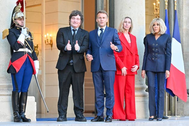 French President Emmanuel Macron and his wife, First Lady Brigitte Macron, welcome Argentine President Javier Milei and the Secretary General of the Argentine Presidency and the president’s sister, Karina Milei, to the Élysée Palace in Paris, France, on October 1, 2026. Christian Liewig Bestimage French President Emmanuel Macron and his wife, Brigitte Macron, greet Argentine President Javier Milei and Karina Milei, the General Secretary of the Argentine Presidency and the president’s sister, ahead of their meeting at the Élysée Palace on October 1, 2026, in Paris, France Paris France  Copyright: xChristianxLiewigx xBestimagexChristianxLiewigx xBestimagex