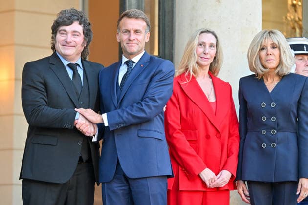 French President Emmanuel Macron and his wife, First Lady Brigitte Macron, welcome Argentine President Javier Milei and the Secretary General of the Argentine Presidency and the president’s sister, Karina Milei, to the Élysée Palace in Paris, France, on October 1, 2026. Christian Liewig Bestimage French President Emmanuel Macron and his wife, Brigitte Macron, greet Argentine President Javier Milei and Karina Milei, General Secretary of the Argentine Presidency and sister of the Argentine President, ahead of their meeting at the Élysée Palace on October 1, 2026, in Paris, France Paris France  Copyright: xChristianxLiewigx xBestimagexChristianxLiewigx xBestimagex