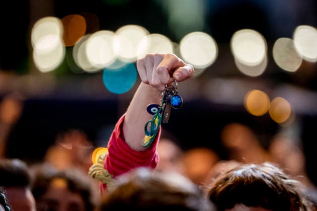 Pot-and-pan protest for housing in Madrid A person holds a set of keys during a pot-and-pan protest for housing in front of Madrid City Hall on October 1, 2026, in Madrid, Spain, October 1, 2026. POT-AND-PAN PROTEST, HOUSING, TENANTS, RENTS, PROTEST MARCH, Madrid, Spain Copyright: xA.xPÃ rezxMecax 7813827