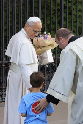 Pope Leo XIV recites the Rosary for Peace with children VATICAN CITY, VATICAN - OCTOBER 01: (----EDITORIAL USE ONLY - MANDATORY CREDIT - RICCARDO DE LUCA POOL HANDOUT - NO MARKETING NO ADVERTISING CAMPAIGNS - DISTRIBUTED AS A SERVICE TO CLIENTS----) Pope Leo XIV recites the Rosary for Peace at the Lourdes Grotto in the Vatican Gardens, at the Vatican, October 01, 2026. Between 700 and 1,000 children from schools and parishes in Rome joined the Pontiff for the beginning of the One Million Children Praying the Rosary initiative promoted by the catholic organization Aid to the Church in Need (ACN). Riccardo De Luca POOL Handout Anadolu Vatican City Vatican. Editorial use only. Please get in touch for any other usage. Copyright: x2026xAnadoluxRiccardoxDexLucax xPOOLx xHandoutx