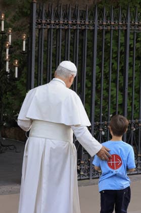 Pope Leo XIV recites the Rosary for Peace with children VATICAN CITY, VATICAN - OCTOBER 01: (----EDITORIAL USE ONLY - MANDATORY CREDIT - RICCARDO DE LUCA POOL HANDOUT - NO MARKETING NO ADVERTISING CAMPAIGNS - DISTRIBUTED AS A SERVICE TO CLIENTS----) Pope Leo XIV recites the Rosary for Peace at the Lourdes Grotto in the Vatican Gardens, at the Vatican, October 01, 2026. Between 700 and 1,000 children from schools and parishes in Rome joined the Pontiff for the beginning of the One Million Children Praying the Rosary initiative promoted by the catholic organization Aid to the Church in Need (ACN). Riccardo De Luca POOL Handout Anadolu Vatican City Vatican. Editorial use only. Please get in touch for any other usage. Copyright: x2026xAnadoluxRiccardoxDexLucax xPOOLx xHandoutx