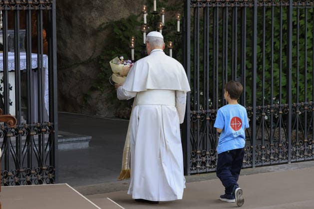 Pope Leo XIV recites the Rosary for Peace with children VATICAN CITY, VATICAN - OCTOBER 01: (----EDITORIAL USE ONLY - MANDATORY CREDIT - RICCARDO DE LUCA POOL HANDOUT - NO MARKETING NO ADVERTISING CAMPAIGNS - DISTRIBUTED AS A SERVICE TO CLIENTS----) Pope Leo XIV recites the Rosary for Peace at the Lourdes Grotto in the Vatican Gardens, at the Vatican, October 01, 2026. Between 700 and 1,000 children from schools and parishes in Rome joined the Pontiff for the beginning of the One Million Children Praying the Rosary initiative promoted by the catholic organization Aid to the Church in Need (ACN). Riccardo De Luca POOL Handout Anadolu Vatican City Vatican. Editorial use only. Please get in touch for any other usage. Copyright: x2026xAnadoluxRiccardoxDexLucax xPOOLx xHandoutx