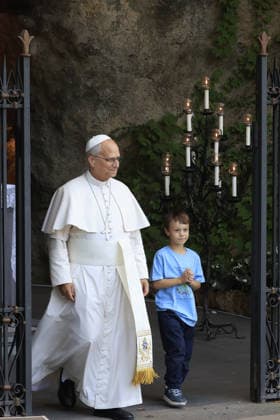 Pope Leo XIV recites the Rosary for Peace with children VATICAN CITY, VATICAN - OCTOBER 01: (----EDITORIAL USE ONLY - MANDATORY CREDIT - RICCARDO DE LUCA POOL HANDOUT - NO MARKETING NO ADVERTISING CAMPAIGNS - DISTRIBUTED AS A SERVICE TO CLIENTS----) Pope Leo XIV recites the Rosary for Peace at the Lourdes Grotto in the Vatican Gardens, at the Vatican, October 01, 2026. Between 700 and 1,000 children from schools and parishes in Rome joined the Pontiff for the beginning of the One Million Children Praying the Rosary initiative promoted by the catholic organization Aid to the Church in Need (ACN). Riccardo De Luca POOL Handout Anadolu Vatican City Vatican. Editorial use only. Please get in touch for any other usage.  Copyright: x2026xAnadoluxRiccardoxDexLucax xPOOLx xHandoutx
