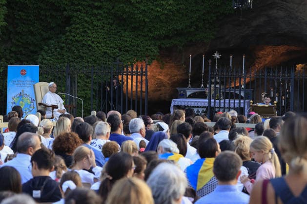 Pope Leo XIV recites the Rosary for Peace with children VATICAN CITY, VATICAN - OCTOBER 01: (----EDITORIAL USE ONLY - MANDATORY CREDIT - RICCARDO DE LUCA POOL HANDOUT - NO MARKETING NO ADVERTISING CAMPAIGNS - DISTRIBUTED AS A SERVICE TO CLIENTS----) Pope Leo XIV recites the Rosary for Peace at the Lourdes Grotto in the Vatican Gardens, at the Vatican, October 01, 2026. Between 700 and 1,000 children from schools and parishes in Rome joined the Pontiff for the beginning of the One Million Children Praying the Rosary initiative promoted by the catholic organization Aid to the Church in Need (ACN). Riccardo De Luca POOL Handout Anadolu Vatican City Vatican. Editorial use only. Please get in touch for any other usage. Copyright: x2026xAnadoluxRiccardoxDexLucax xPOOLx xHandoutx