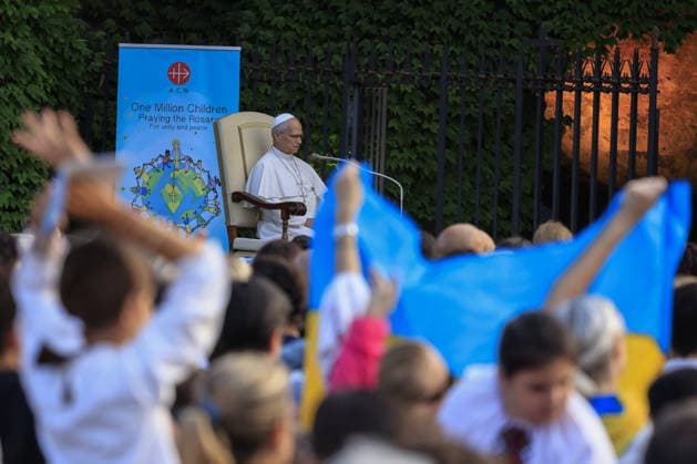 Pope Leo XIV recites the Rosary for Peace with children VATICAN CITY, VATICAN - OCTOBER 01: (----EDITORIAL USE ONLY - MANDATORY CREDIT - RICCARDO DE LUCA POOL HANDOUT - NO MARKETING NO ADVERTISING CAMPAIGNS - DISTRIBUTED AS A SERVICE TO CLIENTS----) Pope Leo XIV recites the Rosary for Peace at the Lourdes Grotto in the Vatican Gardens, at the Vatican, October 01, 2026. Between 700 and 1,000 children from schools and parishes in Rome joined the Pontiff for the beginning of the One Million Children Praying the Rosary initiative promoted by the catholic organization Aid to the Church in Need (ACN). Riccardo De Luca POOL Handout Anadolu Vatican City Vatican. Editorial use only. Please get in touch for any other usage. Copyright: x2026xAnadoluxRiccardoxDexLucax xPOOLx xHandoutx