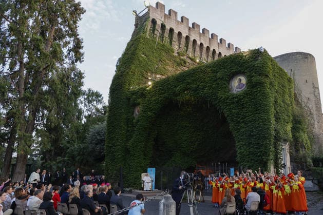 Pope Leo XIV recites the Rosary for Peace with children VATICAN CITY, VATICAN - OCTOBER 01: (----EDITORIAL USE ONLY - MANDATORY CREDIT - RICCARDO DE LUCA POOL HANDOUT - NO MARKETING NO ADVERTISING CAMPAIGNS - DISTRIBUTED AS A SERVICE TO CLIENTS----) Pope Leo XIV recites the Rosary for Peace at the Lourdes Grotto in the Vatican Gardens, at the Vatican, October 01, 2026. Between 700 and 1,000 children from schools and parishes in Rome joined the Pontiff for the beginning of the One Million Children Praying the Rosary initiative promoted by the catholic organization Aid to the Church in Need (ACN). Riccardo De Luca POOL Handout Anadolu Vatican City Vatican. Editorial use only. Please get in touch for any other usage. Copyright: x2026xAnadoluxRiccardoxDexLucax xPOOLx xHandoutx