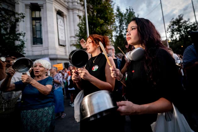 Pot-and-Pan Protest for Housing in Madrid: Dozens of people took part in a pot-and-pan protest for housing in front of Madrid City Hall on October 1, 2026, in Madrid, Spain, October 1, 2026, POT-AND-PAN PROTEST, HOUSING, TENANTS, RENTS, PROTEST, RALLY, ON FOOT, Madrid, Madrid, Spain Copyright: xA.xPÃ rezxMecax 7813865