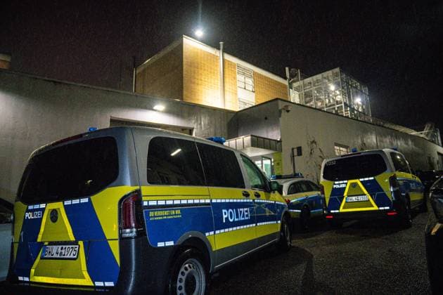 RECORD DATE NOT STATED Gefängnis-Meuterei in Pforzheim: Großer Polizeieinsatz in Abschiebehaftanstalt in Pforzheim aufgrund renitenter Insassen - schwerbewaffnete Spezialkräfte der Polizei am Abend vor Ort - JVA-Bedienstete setzten zuvor selbst den Notruf ab - Bereich rund um Ab Aufgrund einer Gefängnis-Meuterei kam es am Donnerstagabend zu einem Großeinsatz der Polizei in der Abschiebehafteinrichtung in Pforzheim. ,,Gegen 18:15 Uhr wurde dem Führungs- und Lagezentrum durch Bedienstete der JVA renitente Insassen gemeldet , teilte die Polizei Pforzheim mit. Nach derzeitigen Erkenntnisstand wurden dabei keine Personen verletzt. Ein Großaufgebot der Polizei rückte an. Schwerbewaffnete und vermummte Spezialkräfte positionierten sich im Bereich der Haftanstalt. Auch z Copyright: xHenryxMungenastx xEinsatzReport24x
