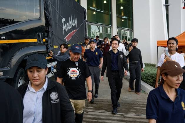 October 1, 2026, Bangkok, Thailand: BANGKOK, THAILAND, OCTOBER 1, 2026: Thai Deputy Prime Minister and Minister of Higher Education, Science, Research and Innovation, Yodchanan Wongsawat visits a flood evacuation site at King MongkutÃ¢â‚¬â ¢s Institute of Technology Ladkrabang (KMITL) in Bangkok, Thailand, as severe flooding continues to affect communities in Lat Krabang and surrounding areas. Bangkok Thailand - ZUMAq101 20261001_zna_q101_178 Copyright: xWatsawatxKoktabtimx