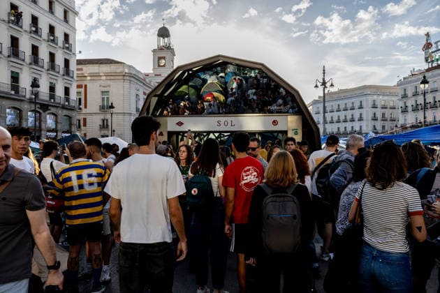 The Sol encampment continues to grow, and those gathered there insist it will continue as long as they can hold out. Dozens of people are camped out at Puerta del Sol as of October 1, 2026, in Madrid, Spain. The fifth day of the encampment at Madrid’s Puerta del Sol has seen more tents set up, and the installation of new awnings has covered more of the plaza. Meanwhile, protesters and members of the Tenants’ Union have argued that the two new royal decrees are merely a stopgap measure and that the encampment should continue OCTOBER 1, 2026 ENCAMPMENT HOUSING PROTEST DECREE MARICARMEN Madrid Madrid, Spain  Copyright: xRicardoxRubiox 7813909