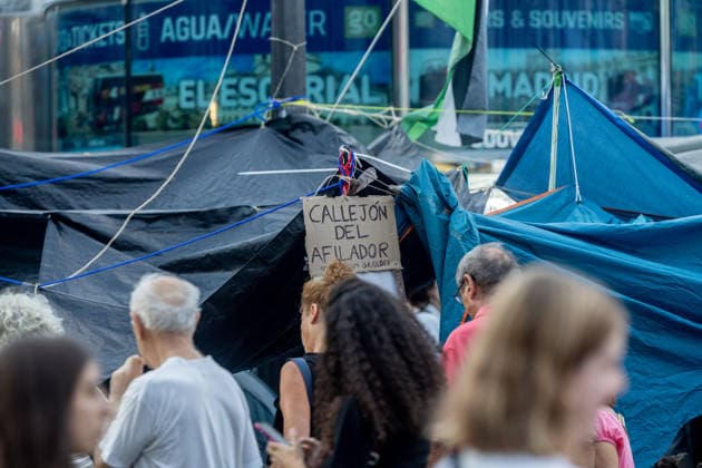 The Sol encampment continues to grow, and those gathered there insist it will continue as long as they can hold out. Dozens of people are camped out at Puerta del Sol as of October 1, 2026, in Madrid, Spain. The fifth day of the encampment at Madrid’s Puerta del Sol has seen more tents set up, and the installation of new awnings has covered more of the plaza. Meanwhile, protesters and members of the Tenants’ Union have argued that the two new royal decrees are merely a stopgap measure and that the encampment should continue OCTOBER 1, 2026 ENCAMPMENT HOUSING PROTEST DECREE MARICARMEN Madrid Madrid, Spain  Copyright: xRicardoxRubiox 7813921