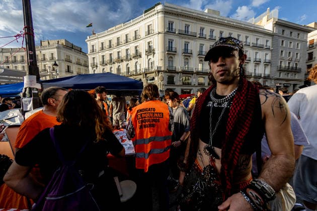 The Puerta del Sol encampment continues to expand, and those gathered there insist it will continue as long as they can hold out. Dozens of people are camped out at the Puerta del Sol as of October 1, 2026, in Madrid, Spain. The fifth day of the encampment at Madrid’s Puerta del Sol has seen more tents set up, and the installation of new awnings has covered more of the plaza. Meanwhile, protesters and members of the Tenants’ Union have argued that the two new royal decrees are merely a stopgap measure and that the encampment should continue. OCTOBER 1, 2026 ENCAMPMENT HOUSING PROTEST DECREE MARICARMEN Madrid Madrid, Spain  Copyright: xRicardoxRubiox 7813910