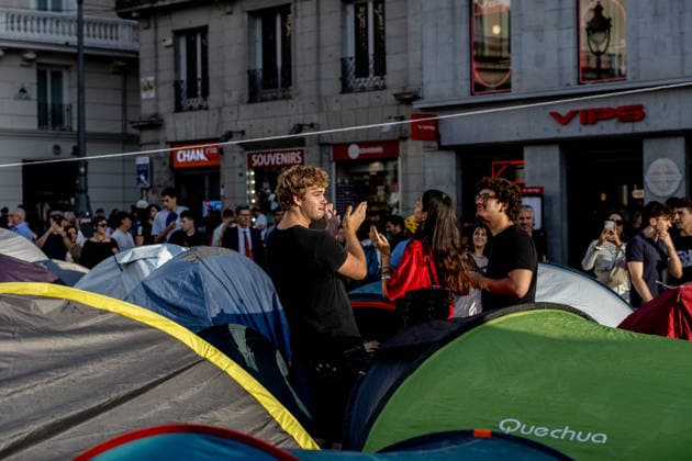 The Puerta del Sol encampment continues to expand, and those gathered there insist it will continue as long as they can hold out. Dozens of people are camped out at the Puerta del Sol as of October 1, 2026, in Madrid, Spain. The fifth day of the encampment at Madrid’s Puerta del Sol has seen more tents set up, and the installation of new awnings has covered more of the plaza. Meanwhile, protesters and members of the Tenants’ Union have argued that the two new royal decrees are merely a stopgap measure and that the encampment should continue. OCTOBER 1, 2026 ENCAMPMENT HOUSING PROTEST DECREE MARICARMEN Madrid Madrid, Spain  Copyright: xRicardoxRubiox 7813911