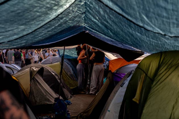 The Puerta del Sol encampment continues to expand, and those gathered there insist it will continue as long as they can hold out. Dozens of people are camped out at the Puerta del Sol as of October 1, 2026, in Madrid, Spain. The fifth day of the encampment at Madrid’s Puerta del Sol has seen more tents set up, and the installation of new awnings has covered more of the plaza. Meanwhile, protesters and members of the Tenants’ Union have argued that the two new royal decrees are merely a stopgap measure and that the encampment should continue. OCTOBER 1, 2026 ENCAMPMENT HOUSING PROTEST DECREE MARICARMEN Madrid Madrid, Spain  Copyright: xRicardoxRubiox 7813912