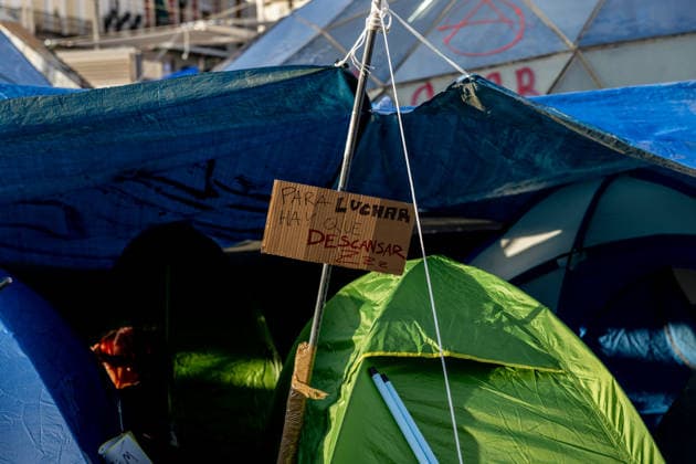 The Puerta del Sol encampment continues to expand, and those gathered there insist it will continue as long as they can hold out. Dozens of people are camped out at the Puerta del Sol as of October 1, 2026, in Madrid, Spain. The fifth day of the encampment at Madrid’s Puerta del Sol has seen more tents set up, and the installation of new awnings has covered more of the plaza. Meanwhile, protesters and members of the Tenants’ Union have argued that the two new royal decrees are merely a stopgap measure and that the encampment should continue. OCTOBER 1, 2026 ENCAMPMENT HOUSING PROTEST DECREE MARICARMEN Madrid Madrid, Spain  Copyright: xRicardoxRubiox 7813913