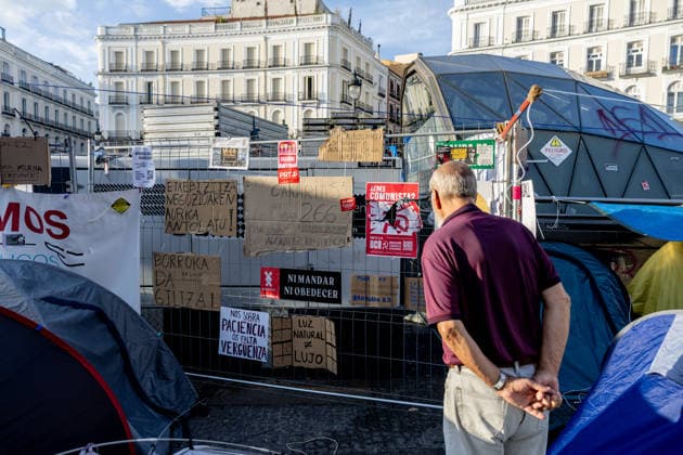 The Puerta del Sol encampment continues to expand, and those gathered there insist it will continue as long as they can hold out. Dozens of people are camped out at the Puerta del Sol as of October 1, 2026, in Madrid, Spain. The fifth day of the encampment at Madrid’s Puerta del Sol has seen more tents set up, and the installation of new awnings has covered more of the plaza. Meanwhile, protesters and members of the Tenants’ Union have argued that the two new royal decrees are merely a stopgap measure and that the encampment should continue. OCTOBER 1, 2026 ENCAMPMENT HOUSING PROTEST DECREE MARICARMEN Madrid Madrid, Spain  Copyright: xRicardoxRubiox 7813914