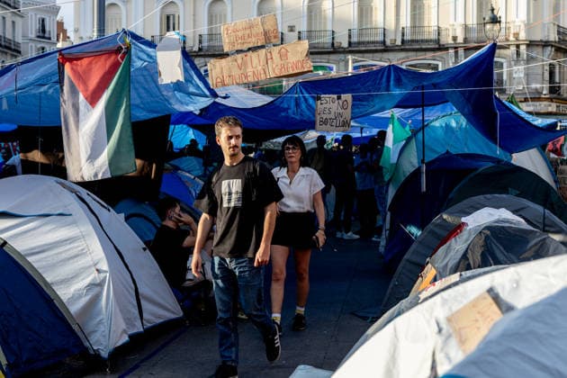The Puerta del Sol encampment continues to expand, and those gathered there insist it will continue as long as they can hold out. Dozens of people are camped out at the Puerta del Sol as of October 1, 2026, in Madrid, Spain. The fifth day of the encampment at Madrid’s Puerta del Sol has seen more tents set up, and the installation of new awnings has covered more of the plaza. Meanwhile, protesters and members of the Tenants’ Union have argued that the two new royal decrees are merely a stopgap measure and that the encampment should continue. OCTOBER 1, 2026 ENCAMPMENT HOUSING PROTEST DECREE MARICARMEN Madrid Madrid, Spain  Copyright: xRicardoxRubiox 7813916