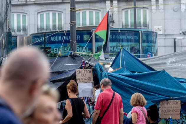 The Puerta del Sol encampment continues to expand, and those gathered there insist it will continue as long as they can hold out. Dozens of people are camped out at the Puerta del Sol as of October 1, 2026, in Madrid, Spain. The fifth day of the encampment at Madrid’s Puerta del Sol has seen more tents set up, and the installation of new awnings has covered more of the plaza. Meanwhile, protesters and members of the Tenants’ Union have argued that the two new royal decrees are merely a stopgap measure and that the encampment should continue. OCTOBER 1, 2026 ENCAMPMENT HOUSING PROTEST DECREE MARICARMEN Madrid Madrid, Spain  Copyright: xRicardoxRubiox 7813922