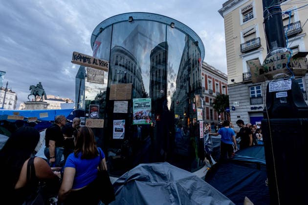 The Puerta del Sol encampment continues to expand, and those gathered there insist it will continue as long as they can hold out. Dozens of people are camped out at the Puerta del Sol as of October 1, 2026, in Madrid, Spain. The fifth day of the encampment at Madrid’s Puerta del Sol has seen more tents set up, and the installation of new awnings has covered more of the plaza. Meanwhile, protesters and members of the Tenants’ Union have argued that the two new royal decrees are merely a stopgap measure and that the encampment should continue. OCTOBER 1, 2026 ENCAMPMENT HOUSING PROTEST DECREE MARICARMEN Madrid Madrid, Spain  Copyright: xRicardoxRubiox 7813924
