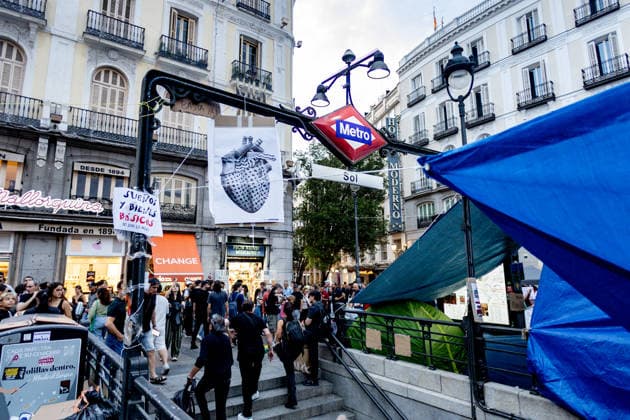 The Puerta del Sol encampment continues to expand, and those gathered there insist it will continue as long as they can hold out. Dozens of people are camped out at the Puerta del Sol as of October 1, 2026, in Madrid, Spain. The fifth day of the encampment at Madrid’s Puerta del Sol has seen more tents set up, and the installation of new awnings has covered more of the plaza. Meanwhile, protesters and members of the Tenants’ Union have argued that the two new royal decrees are merely a stopgap measure and that the encampment should continue. OCTOBER 1, 2026 ENCAMPMENT HOUSING PROTEST DECREE MARICARMEN Madrid Madrid, Spain  Copyright: xRicardoxRubiox 7813925
