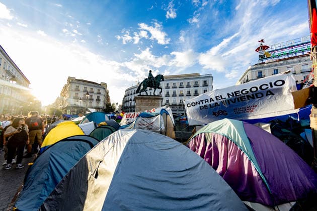 The Puerta del Sol encampment continues to grow, and those gathered there insist it will continue as long as they can hold out. Dozens of people are camped out at the Puerta del Sol as of October 1, 2026, in Madrid, Spain. The fifth day of the encampment at Madrid’s Puerta del Sol has seen more tents set up, and the installation of new awnings has covered more of the plaza. Meanwhile, protesters and members of the Tenants’ Union have stated that the two new royal decrees are merely a stopgap measure and that the encampment should continue. OCTOBER 1, 2026 ENCAMPMENT HOUSING PROTEST DECREE MARICARMEN Madrid Madrid, Spain  Copyright: xRicardoxRubiox 7813919