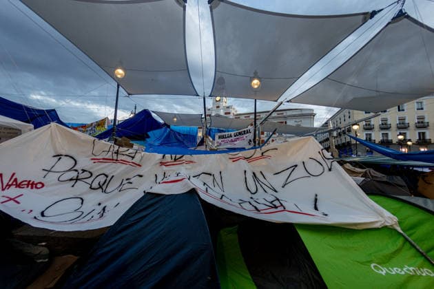 The Puerta del Sol encampment continues to grow, and those gathered there insist it will continue as long as they can hold out. Dozens of people are camped out at the Puerta del Sol as of October 1, 2026, in Madrid, Spain. The fifth day of the encampment at Madrid’s Puerta del Sol has seen more tents set up, and the installation of new awnings has covered more of the plaza. Meanwhile, protesters and members of the Tenants’ Union have stated that the two new royal decrees are merely a stopgap measure and that the encampment should continue. OCTOBER 1, 2026 ENCAMPMENT HOUSING PROTEST DECREE MARICARMEN Madrid Madrid, Spain  Copyright: xRicardoxRubiox 7813928