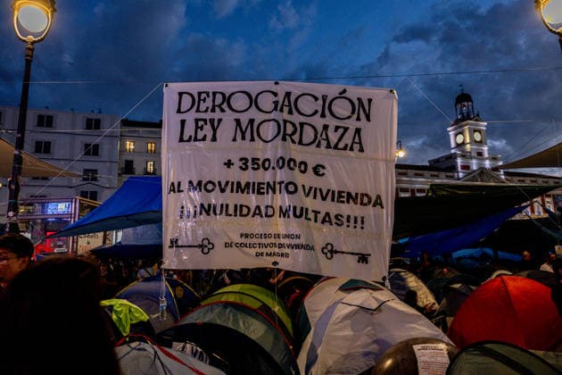 The Puerta del Sol encampment continues to grow, and those gathered there insist it will continue as long as they can hold out. Dozens of people are camped out at the Puerta del Sol as of October 1, 2026, in Madrid, Spain. The fifth day of the encampment at Madrid’s Puerta del Sol has seen more tents set up, and the installation of new awnings has covered more of the plaza. Meanwhile, protesters and members of the Tenants’ Union have stated that the two new royal decrees are merely a stopgap measure and that the encampment should continue. OCTOBER 1, 2026 ENCAMPMENT HOUSING PROTEST DECREE MARICARMEN Madrid Madrid, Spain  Copyright: xRicardoxRubiox 7813936