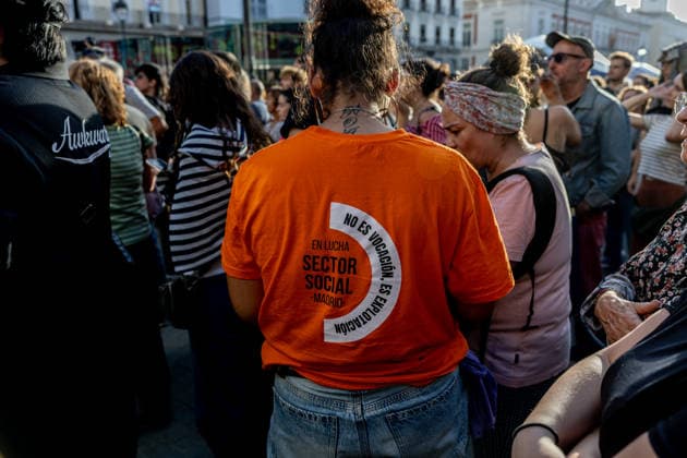 The Sol encampment continues to grow, and those gathered there insist it will continue as long as they can hold out. A group of people at Puerta del Sol on October 1, 2026, in Madrid, Spain. The fifth day of the encampment at Madrid’s Puerta del Sol has seen more tents set up, and the installation of new awnings has covered more of the square. Meanwhile, protesters and members of the Tenants’ Union have argued that the two new royal decrees are merely a stopgap measure and that the encampment should continue. OCTOBER 1, 2026 ENCAMPMENT HOUSING PROTEST DECREE MARICARMEN POSTER Madrid Madrid, Spain  Copyright: xRicardoxRubiox 7813951