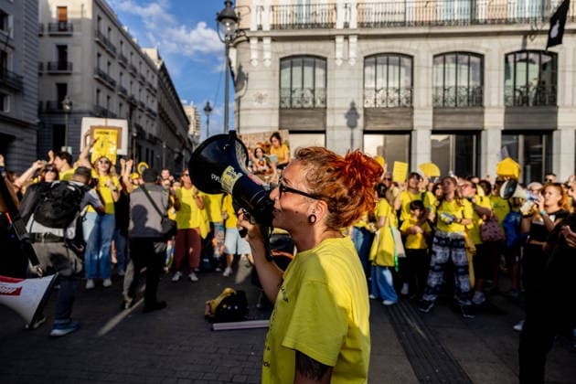 The Sol encampment continues to grow, and those gathered there insist it will continue as long as they can hold out. A group of people at Puerta del Sol on October 1, 2026, in Madrid, Spain. The fifth day of the encampment at Madrid’s Puerta del Sol has seen more tents set up, and the installation of new awnings has covered more of the square. Meanwhile, protesters and members of the Tenants’ Union have argued that the two new royal decrees are merely a stopgap measure and that the encampment should continue. OCTOBER 1, 2026 ENCAMPMENT HOUSING PROTEST DECREE MARICARMEN POSTER Madrid Madrid, Spain  Copyright: xRicardoxRubiox 7813955