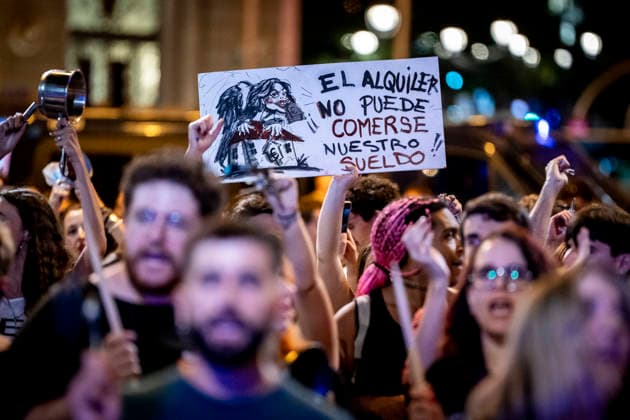 Pot-and-pan Protest for Housing in Madrid A person holds up a banner during a pot-and-pan protest for housing in front of Madrid City Hall on October 1, 2026, in Madrid, Spain, October 1, 2026, POT-AND-PAN PROTEST, HOUSING, TENANTS, RENTS, PROTEST MARCH, Madrid, Spain Copyright: xA.xPÃ rezxMecax 7813965
