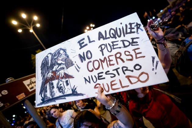 Pot-and-pan Protest for Housing in Madrid A person holds up a banner during a pot-and-pan protest for housing in front of Madrid City Hall on October 1, 2026, in Madrid, Spain, October 1, 2026, POT-AND-PAN PROTEST, HOUSING, TENANTS, RENTS, PROTEST MARCH, Madrid, Spain Copyright: xA.xPÃ rezxMecax 7813966