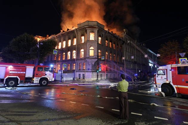 RUSSIA, ST PETERSBURG - OCTOBER 1, 2026: Fire crews battle a fire at the Miller Manions in St Isaac s Square St Petersburg Russia - ZUMAt113 20261001_zaa_t113_432 Copyright: xValentinxYegorshinx