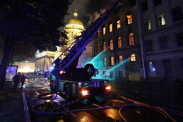 RUSSIA, ST PETERSBURG - OCTOBER 1, 2026: Fire crews battle a fire at the Miller Manions in St Isaac s Square St Petersburg Russia - ZUMAt113 20261001_zaa_t113_440 Copyright: xValentinxYegorshinx