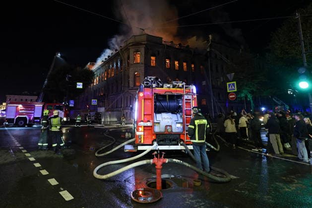 RUSSIA, ST PETERSBURG - OCTOBER 1, 2026: Fire crews battle a fire at the Miller Manions in St Isaac s Square St Petersburg Russia - ZUMAt113 20261001_zaa_t113_439 Copyright: xValentinxYegorshinx