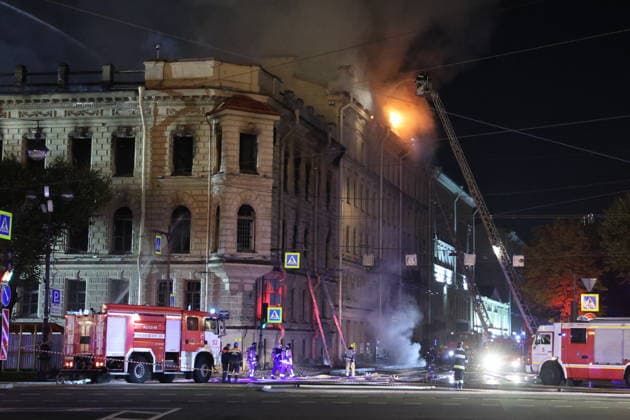 RUSSIA, ST PETERSBURG - OCTOBER 1, 2026: Fire crews battle a fire at the Miller Manions in St Isaac s Square St Petersburg Russia - ZUMAt113 20261001_zaa_t113_447 Copyright: xValentinxYegorshinx