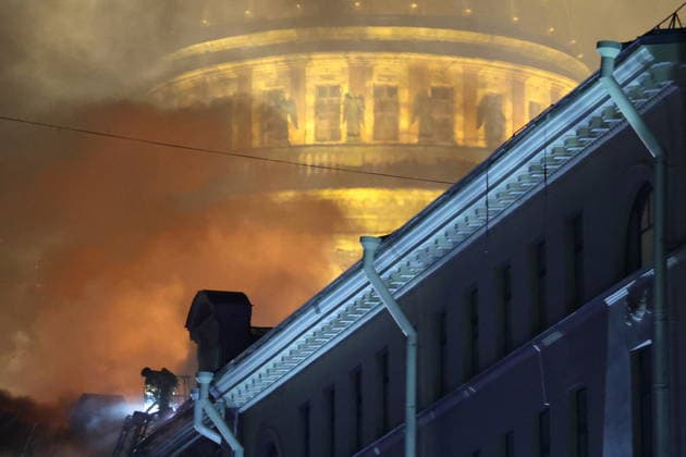 RUSSIA, ST PETERSBURG - OCTOBER 1, 2026: Fire crews battle a fire at the Miller Manions (L front) in St Isaac s Square St Petersburg Russia - ZUMAt113 20261001_zaa_t113_444 Copyright: xValentinxYegorshinx