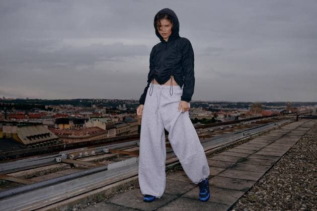 Zendaya unveils her latest collection with sportswear brand On, featuring a bold python print *MANDATORY BYLINE - MUST CREDIT: Courtesy of On Mega* Zendaya unveils her latest collection with sportswear brand On, featuring a bold python print., , It is the second collection the Dune star has co-created as part of her long-running partnership with Swiss brand On, and is showcased by Zendaya in an action movie-inspired campaign that sees her pose with a snake around her neck., , On says the collection - developed alongside Zendaya’s longtime collaborator Law Roach - brings together performance, style and everyday expression., , According to One the action movie-inspired campaign that includes a short film puts movement centre stage. , , Zend  Copyright: xThexMegaxAgencyxCourtesyxofxOn Megax