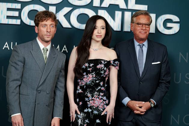 Jeremy Allen White, Mikey Madison, and Aaron Sorkin attend the *The Social Reckoning* photocall at Le Pathé Palace on October 1, 2026, in Paris, France 460108 2026 10 01  Copyright: xLionelxGuericolasx xStarfacex STAR_460108_067