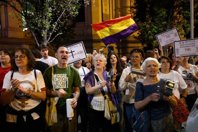October 1, 2026, Madrid, Spain: MADRID, SPAIN, OCTOBER 1, 2026: Members of the Sindicato de Inquilinas participate in a casserole protest outside Madrid City Hall, demanding action on housing affordability and tenant protections. The demonstration was organized by the tenants union as part of a nationwide mobilization calling on lawmakers to approve housing measures, including protections against evictions and changes to rental contracts. Madrid Spain - ZUMAq101 20261001_zna_q101_205 Copyright: xTomasxCallex