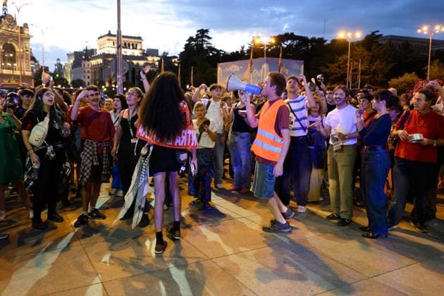 October 1, 2026, Madrid, Spain: MADRID, SPAIN, OCTOBER 1, 2026: Members of the Sindicato de Inquilinas participate in a casserole protest outside Madrid City Hall, demanding action on housing affordability and tenant protections. The demonstration was organized by the tenants union as part of a nationwide mobilization calling on lawmakers to approve housing measures, including protections against evictions and changes to rental contracts. Madrid Spain - ZUMAq101 20261001_zna_q101_196 Copyright: xTomasxCallex