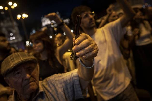 October 1, 2026, Madrid, Spain: MADRID, SPAIN, OCTOBER 1, 2026: Hundreds of housing rights protesters demonstrate outside Madrid City Hall on the sixth day of an encampment at Puerta del Sol, opposing real estate speculation and calling for greater access to affordable housing. The protest reflects growing concerns over housing affordability and tenant protections amid Spain s ongoing housing crisis. The encampment was initially organized by the Sindicato de Inquilinas (Tenants Union) following the eviction of an elderly woman from her home in Madrid. Madrid Spain - ZUMAq101 20261001_zna_q101_238 Copyright: xJairoxVargasxMartoÂNx