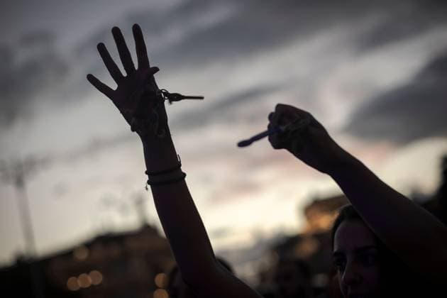 October 1, 2026, Madrid, Spain: MADRID, SPAIN, OCTOBER 1, 2026: Hundreds of housing rights protesters demonstrate outside Madrid City Hall on the sixth day of an encampment at Puerta del Sol, opposing real estate speculation and calling for greater access to affordable housing. The protest reflects growing concerns over housing affordability and tenant protections amid Spain s ongoing housing crisis. The encampment was initially organized by the Sindicato de Inquilinas (Tenants Union) following the eviction of an elderly woman from her home in Madrid. Madrid Spain - ZUMAq101 20261001_zna_q101_242 Copyright: xJairoxVargasxMartoÂNx