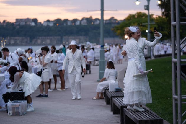 Diner en Blanc returns to New York City NEW YORK, UNITED STATES - OCTOBER 01: Hundreds of guests dressed in white gather at Pier 84 in Manhattan for New York City’s annual Diner en Blanc, in United States on October 01, 2026. Originating in Paris in 1988 and now staged across major global cities, the secretive pop-up event brings attendees together for an evening of open-air dining, music, and dancing along the Hudson River waterfront. Lokman Vural Elibol Anadolu New York United States. Editorial use only. Please get in touch for any other usage.  Copyright: x2026xAnadoluxLokmanxVuralxElibolx