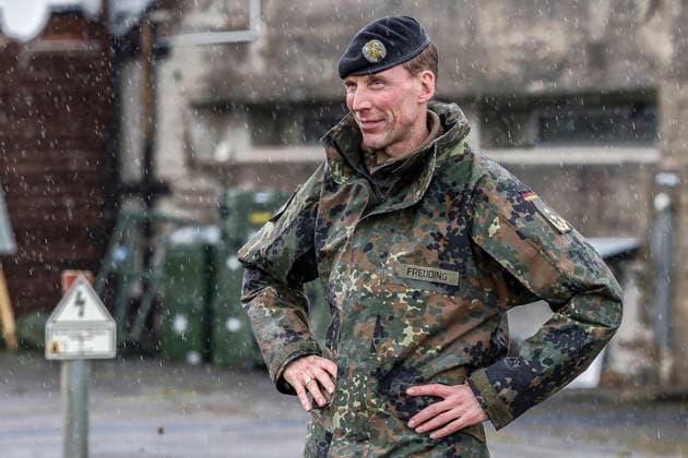 Innovations are being put to the test by the German Army. Demonstrators are being presented to the Federal Minister of Defense amid steady rain. Lieutenant General Dr. Christian Freuding, Inspector General of the Army, has arrived at Firing Range 20 at the Bergen Military Training Area, Lower Saxony Firing Range, Celle District, Germany.