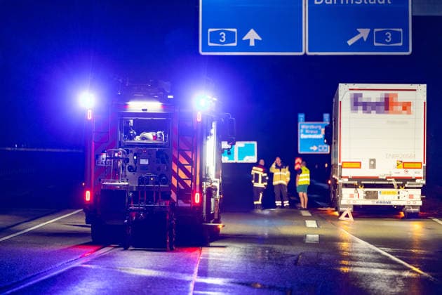 Cyclist Struck by Car on Highway and Fatally Injured; 14 Vehicles Involved On the night of October 2, 2026, a fatal accident occurred on the A 66 between Wallau and the Wiesbaden Interchange. A cyclist was stru