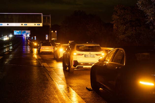 Cyclist Struck by Car on Highway and Fatally Injured; 14 Vehicles Involved On the night of October 2, 2026, a fatal accident occurred on the A 66 between Wallau and the Wiesbaden Interchange. A cyclist was stru