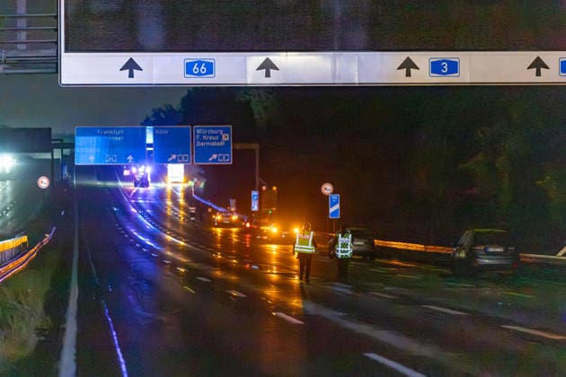 Cyclist Struck by Car on Highway and Fatally Injured; 14 Vehicles Involved On the night of October 2, 2026, a fatal accident occurred on the A 66 between Wallau and the Wiesbaden Interchange. A cyclist was stru