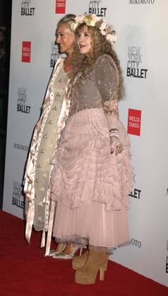 October 1, 2026, New York, New York, USA: SARAH JESSICA PARKERÃäwearing a dress designed by Simone Rocha and singer from rock band Fleetwood Mac, STEVIE NICKS wearing a dress by Mikimoto seen during the red carpet arrivals for the New York City Fall Ballet Fall 2026 Gala held at the David Koch Theater at Lincoln Center. New York USA - ZUMAk03_ 20261001_zaf_k03_119 Copyright: xNancyxKaszermanx